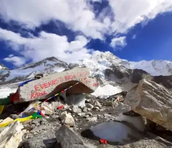 everest-base-camp-rock